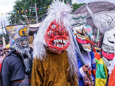 Phi Ta Khon Festival, En Äldgammal Tradition av Maskerade Andar och Hårdnackade Förfäder, Hedrar Kungens Dödsdag